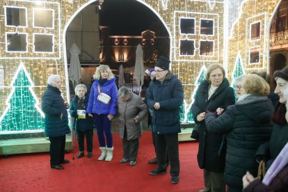 Los taxis llevan a los ancianos a ver las luces de Navidad en León.