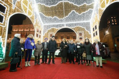 Los taxis llevan a los ancianos a ver las luces de Navidad en León.