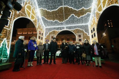 Los taxis llevan a los ancianos a ver las luces de Navidad en León.