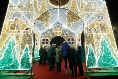 Los taxis llevan a los ancianos a ver las luces de Navidad en León.