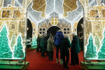 Los taxis llevan a los ancianos a ver las luces de Navidad en León.