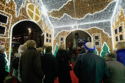 Los taxis llevan a los ancianos a ver las luces de Navidad en León.