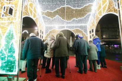 Los taxis llevan a los ancianos a ver las luces de Navidad en León.