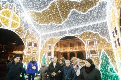 Los taxis llevan a los ancianos a ver las luces de Navidad en León.