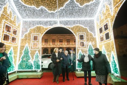 Los taxis llevan a los ancianos a ver las luces de Navidad en León.