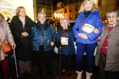 Los taxis llevan a los ancianos a ver las luces de Navidad en León.