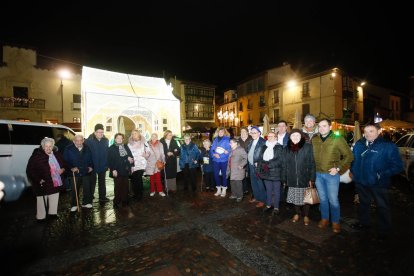 Los taxis llevan a los ancianos a ver las luces de Navidad en León.
