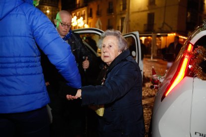 Los taxis llevan a los ancianos a ver las luces de Navidad en León.