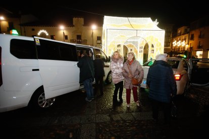 Los taxis llevan a los ancianos a ver las luces de Navidad en León.
