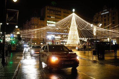 Los taxis llevan a los ancianos a ver las luces de Navidad en León.
