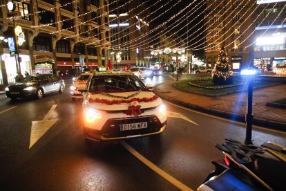 Los taxis llevan a los ancianos a ver las luces de Navidad en León.