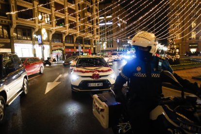 Los taxis llevan a los ancianos a ver las luces de Navidad en León.