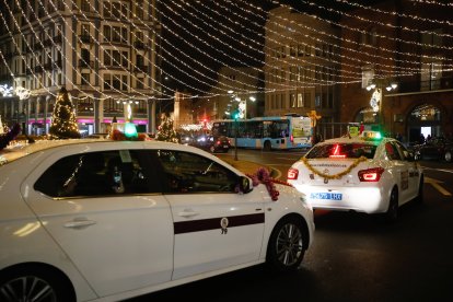 Los taxis llevan a los ancianos a ver las luces de Navidad en León.