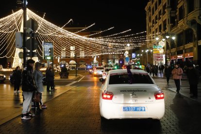 Los taxis llevan a los ancianos a ver las luces de Navidad en León.