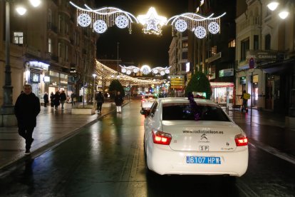 Los taxis llevan a los ancianos a ver las luces de Navidad en León.