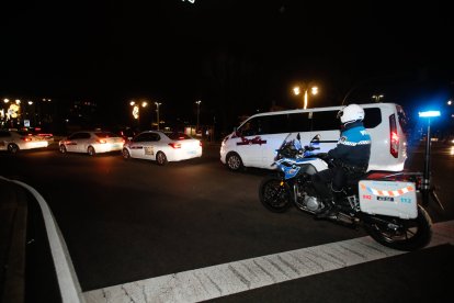 Los taxis llevan a los ancianos a ver las luces de Navidad en León.