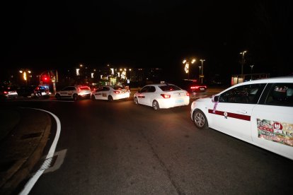 Los taxis llevan a los ancianos a ver las luces de Navidad en León.