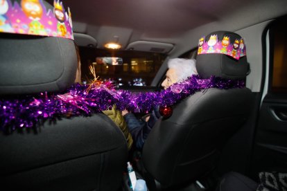 Los taxis llevan a los ancianos a ver las luces de Navidad en León.