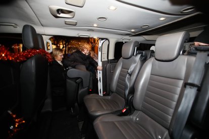 Los taxis llevan a los ancianos a ver las luces de Navidad en León.