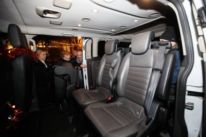 Los taxis llevan a los ancianos a ver las luces de Navidad en León.