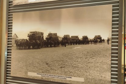 Caravana de carros que transportan la lana desde Punta Arenas a los puertos de la Patagonia, en la era dorada de la ganadería ovina, en una foto en el hotel Casino Dreams de Punta Arenas.