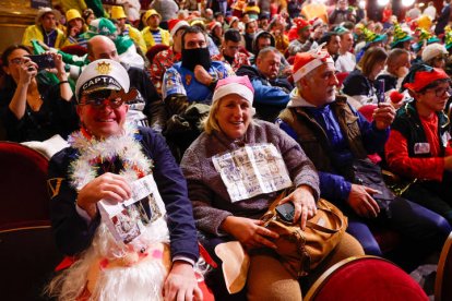 Varias personas lasisten al sorteo de la Lotería de Navidad este domingo en el Teatro Real, en Madrid.
