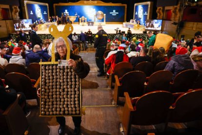 Asistentes aguardan el inicio del sorteo de la Lotería de Navidad .