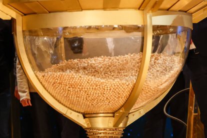 Detalle de la tolva durante preparativos para el inicio del sorteo.