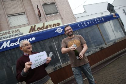 Orfesino y José Ángel celebran el premio con cava.