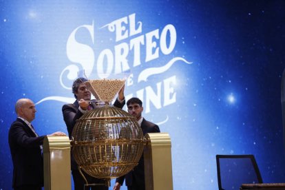 Un responsable enseña la bola de 500.000 euros, el tercer premio, antes de ser introducida en su respectivo bombo.