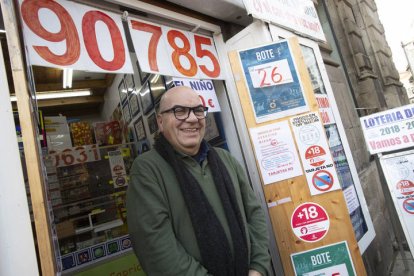 Juan Fernández de la Puerta del Sol de Vigo, sonríe tras vender un tercero y un cuarto en la Lotería de Navidad..