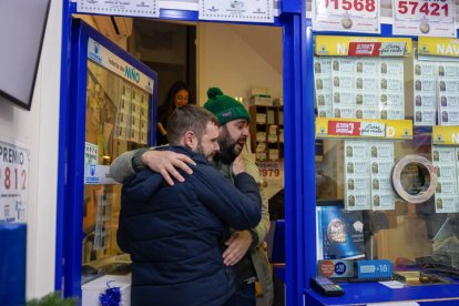 Un responsable enseña la bola de 500.000 euros, el tercer premio, antes de ser introducida en su respectivo bombo durante preparativos para el sorteo de la Lotería de Navidad este domingo en el Teatro Real, en Madrid.