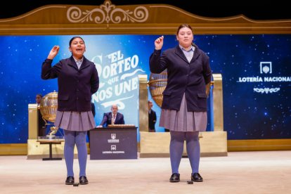Las niñas de la Residencia San Ildefonso de Madrid Yadira Quinde Mendoza (i) y Kiara Román Benítez.