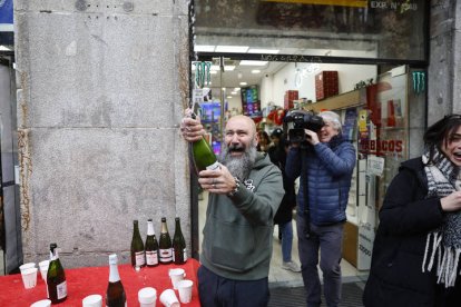 Alegría en la administración 150 del centro de Madrid, donde se ha vendido el número 77768, uno de los cuartos premios, y del número 11840, el tercer premio del sorteo de la Lotería de Navidad.