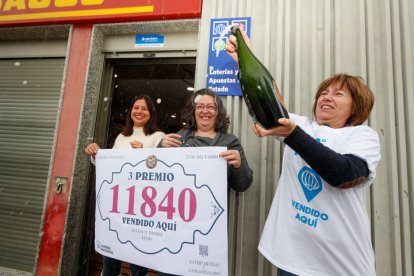 Las propietarias de un estanco de Lugo celebran la venta del tercer premio de la Lotería de Navidad en su establecimiento de Lugo.