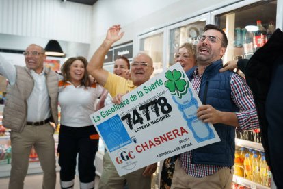 Empleados y propietarios de la gasolinera La Chasnera, en el km 54 de la autopista TF-1 del municipio de Granadilla de Abona (Tenerife), celebran los premios de varios de los números vendidos.