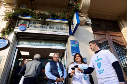 La administración número 6 de Logroño, conocida como Lotería María del Carmen, celebra que ha vendido íntegramente el premio de El Gordo de la Lotería de Navidad.