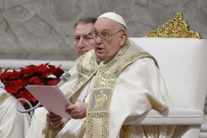 El Papa Francisco lee un pasaje de la homilía durante la Misa del Gallo en la Basílica de San Pedro tras inaugurar oficialmente el Jubileo del año 2025. EFE/EPA/FABIO FRUSTACI