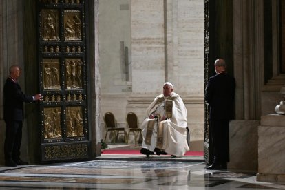 El papa Francisco traspasa la Puerta Santa de la Basílica de San Pedro del Vaticano con lo que dio comienzo oficialmente al Jubileo del año 2025. EFE/EPA/ALBERTO PIZZOLI / POOL