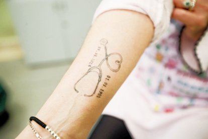 Carmen de la Fuente se ha tatuado el brazo con el fonendo y las fechas de su vid comienzo y fin en la profesión.