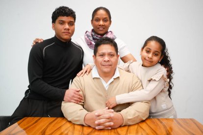 Samuel, Dayana, Samantha y Alexis, sentado.