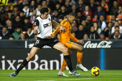 Kylian Mbappé pugna con César Tárrega. EFE / Biel Aliño.