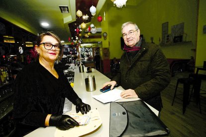 Norma, del bar cafetería Veracruz, y Tomás de la Puente, con la lista de participantes.