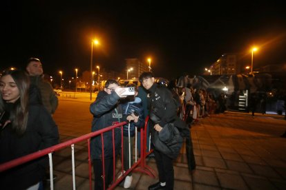 Kubo se fotografía con un aficionado en Ponferrada.