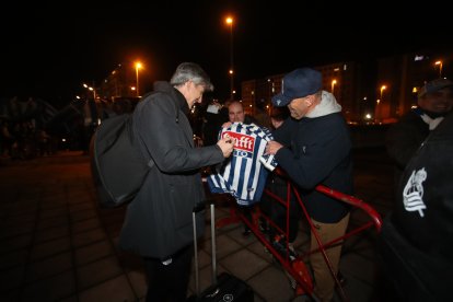 Imanol Alguacil, entrenador de la Real, firma una camiseta.