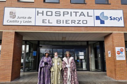 Los Reyes Magos visitan a niños y mayores ingresados en el Hospital El Bierzo.