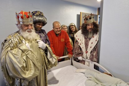 Los Reyes Magos visitan a niños y mayores ingresados en el Hospital El Bierzo.