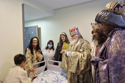 Los Reyes Magos visitan a niños y mayores ingresados en el Hospital El Bierzo.