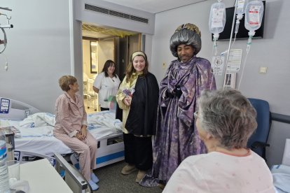 Los Reyes Magos visitan a niños y mayores ingresados en el Hospital El Bierzo.