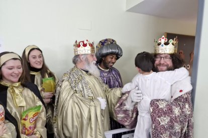 Los Reyes Magos visitan a niños y mayores ingresados en el Hospital El Bierzo.